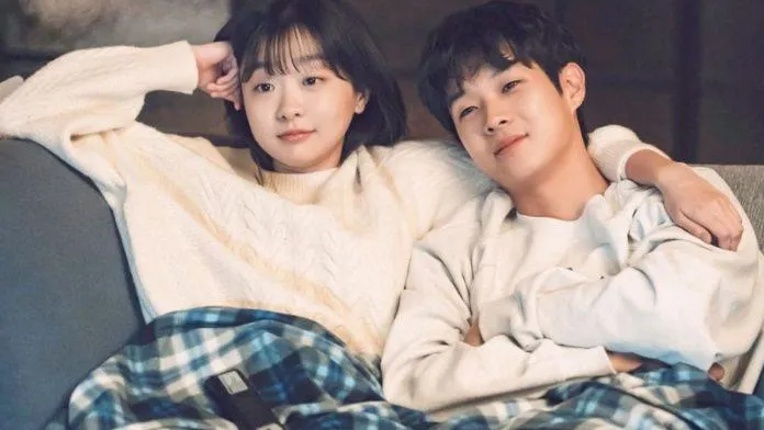 Kim Da Mi và Choi Woo Shik khiến khán giả thích thú vì phản ứng hóa học đáng yêu trong "Mùa Hè Yêu Dấu Của Chúng Ta" (Ảnh: Internet)