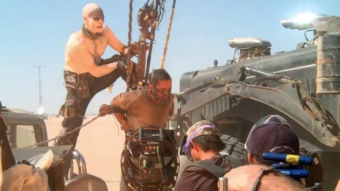 Các cảnh phim không CGI chân thực và máu lửa của “Mad Max: Fury Road” ở hậu trường
