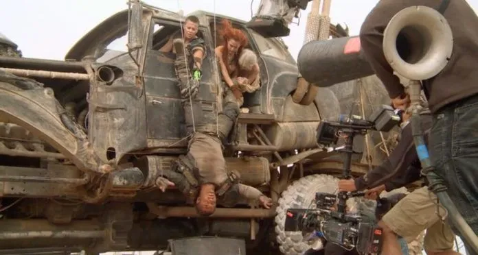 Các cảnh phim không CGI chân thực và máu lửa của “Mad Max: Fury Road” ở hậu trường