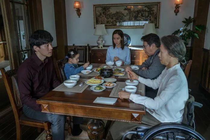 Kẻ Xâm Nhập: Phim về tà giáo của “mợ Ngố” Song Ji Hyo có đáng để ra rạp?