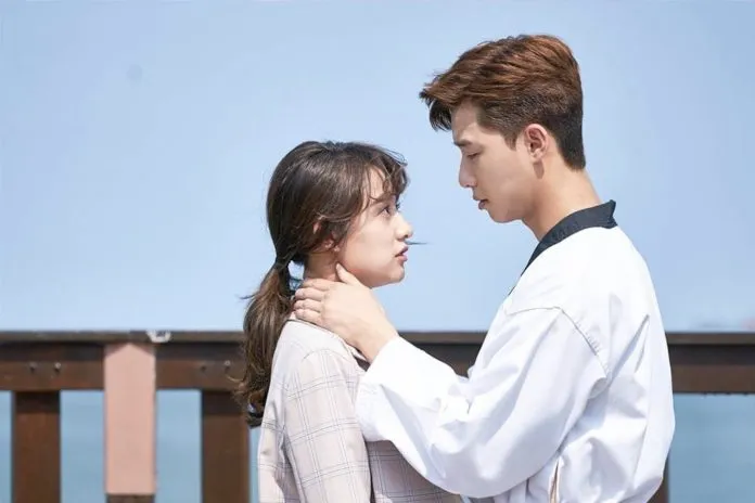 Kim Ji Won chia sẻ về “trai điên” Park Seo Joon và những bạn diễn trong “Hậu Duệ Mặt Trời”