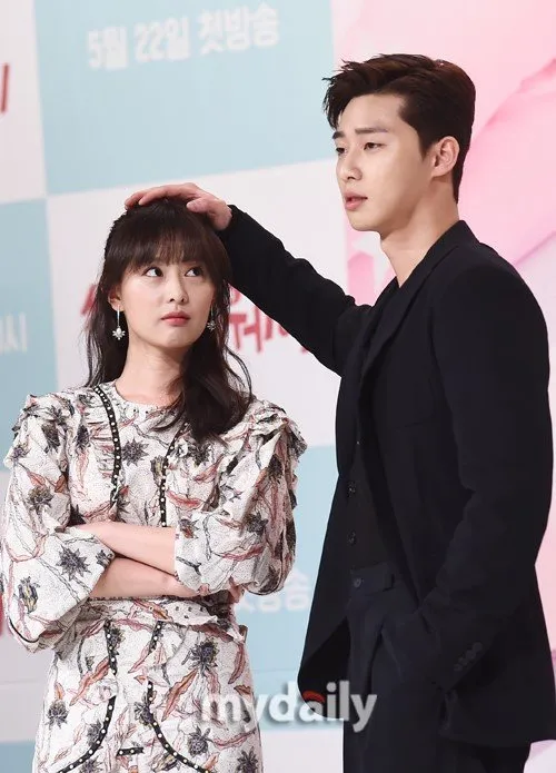 Kim Ji Won chia sẻ về “trai điên” Park Seo Joon và những bạn diễn trong “Hậu Duệ Mặt Trời”