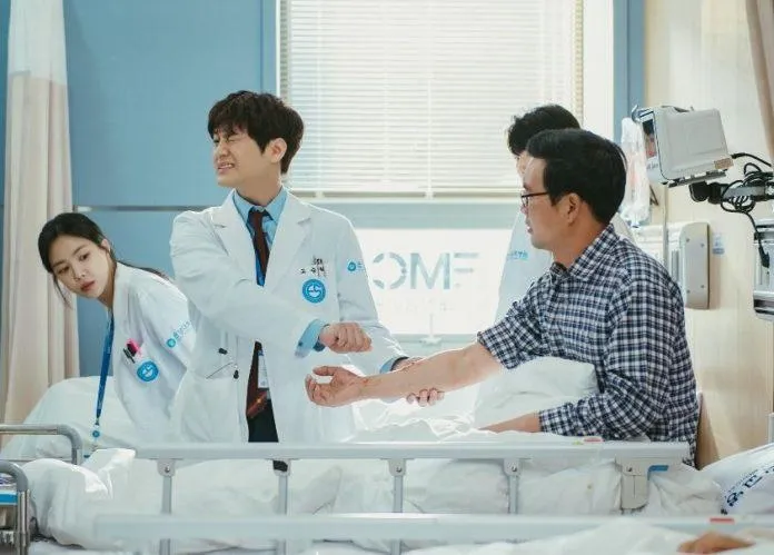 Review phim Bác Sĩ Ma: Rain và Kim Bum vừa chữa bệnh vừa tấu hài