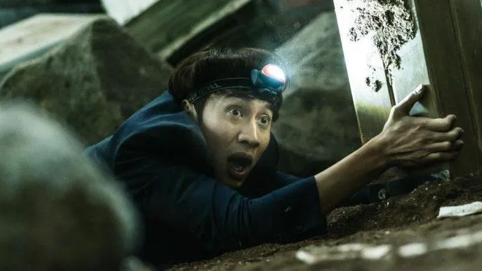 Review phim Sinkhole: “Nặng vía” như Lee Kwang Soo, đi tân gia là nhà sập hố