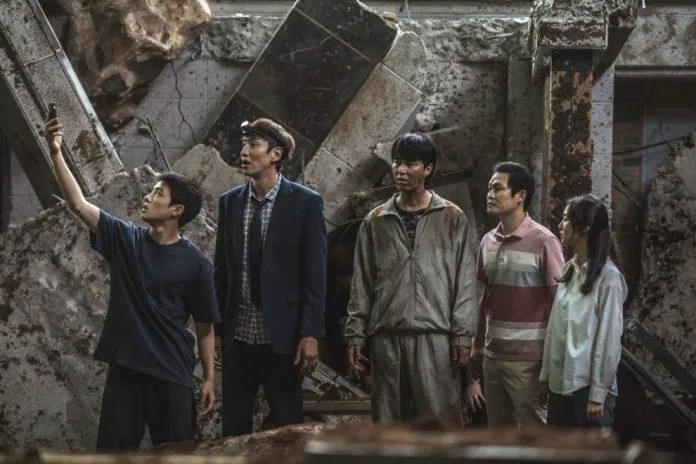 Review phim Sinkhole: “Nặng vía” như Lee Kwang Soo, đi tân gia là nhà sập hố