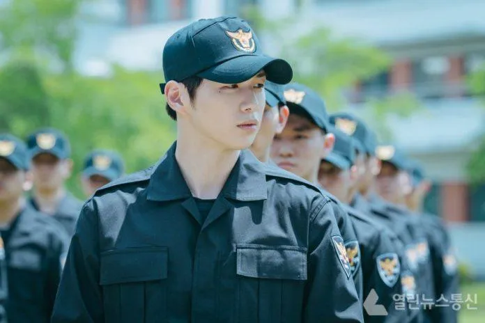 Review Rookie Cops (2022): Bộ phim ra mắt diễm xuất “center quốc dân” Kang Daniel