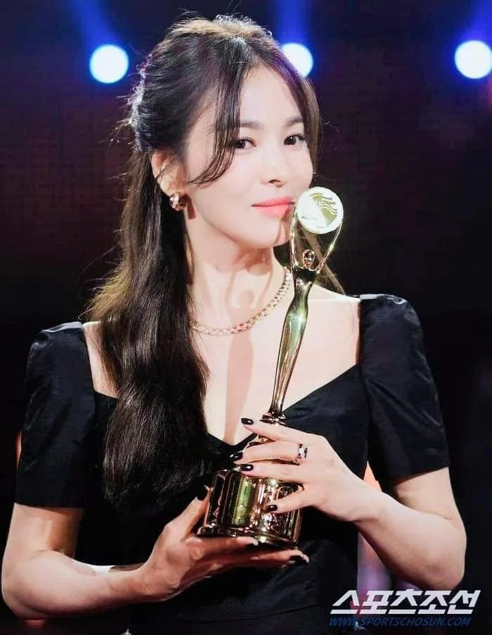 Song Hye Kyo nhận Daesang tại Lễ trao giải Rồng Xanh 2023 (nguồn: internet)