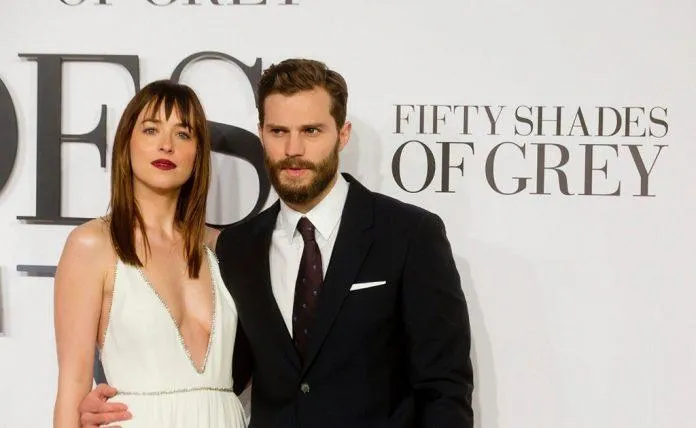 Dakota Johnson và Jamie Dornan trong bộ phim "Fifty Shades of Grey" (Ảnh: Internet)