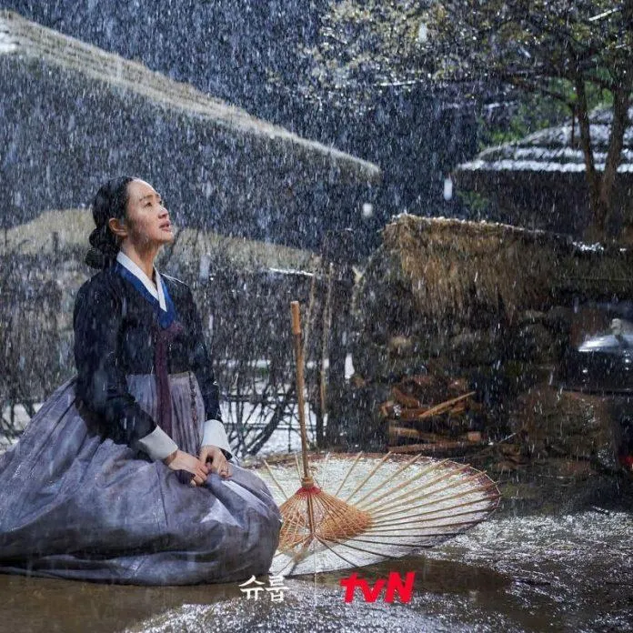 The Queen’s Umbrella rục rịch lên sóng – Kim Hye Soo trở thành “hoàng hậu nhanh như gió”