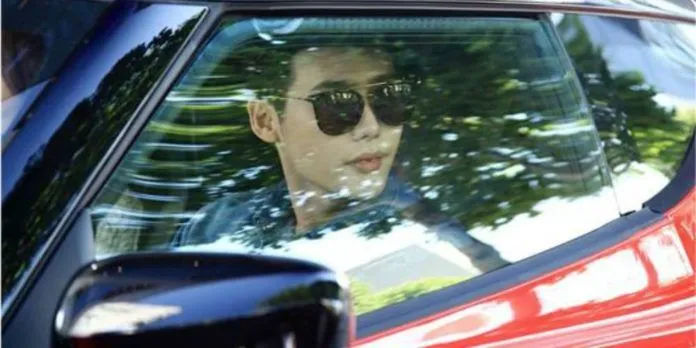 Tiết lộ hình ảnh mới siêu ngầu, siêu giàu của nhà tài phiệt Lee Jong Suk